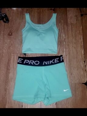 Nike Pro Mint Cropped Top and Shorts Setĺ